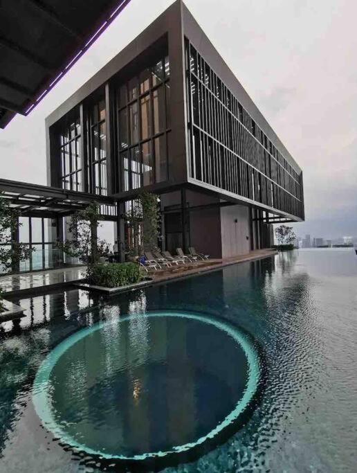 Appartamento Infinity Pool/ Lucentia Bbcc, Near Lalaport, Pnb118, Klcc Kuala Lumpur Esterno foto